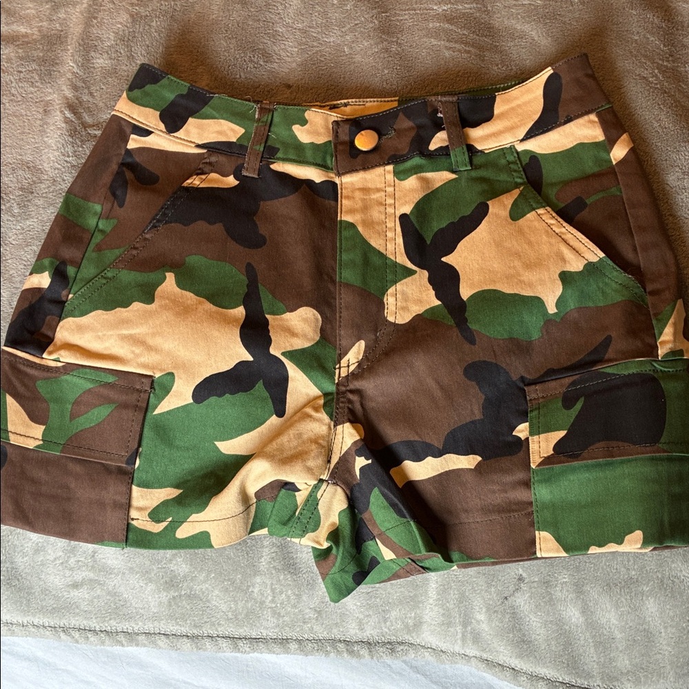 Camo Cargo Women’s Shorts - Green/Brown